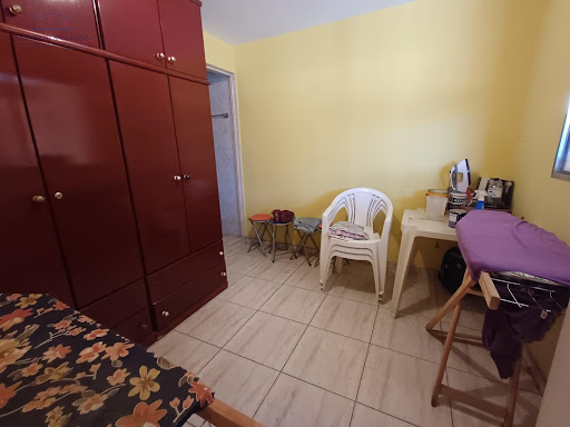 quarto de despensa com banheiro