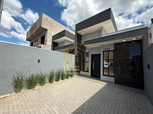 Descubra o prazer de viver no bairro Angra dos Reis, no bairro Cascavel, nesta charmosa casa à venda com 56m² de área útil. Com um projeto inteligente e funcional, o imóvel oferece 1 dormitório sen