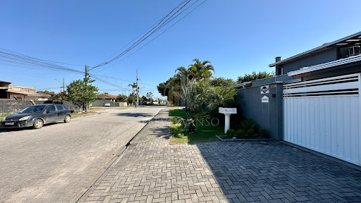 Sobrado em Cohapar, Guaratuba, com 160m², 5 dormitórios, 1 suíte e 2 banheiros. À venda por R$ 890 mil.