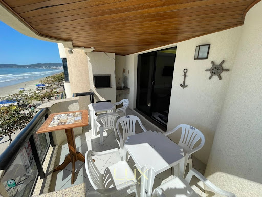Apartamento pé na areia em Meia Praia  -  Itapema