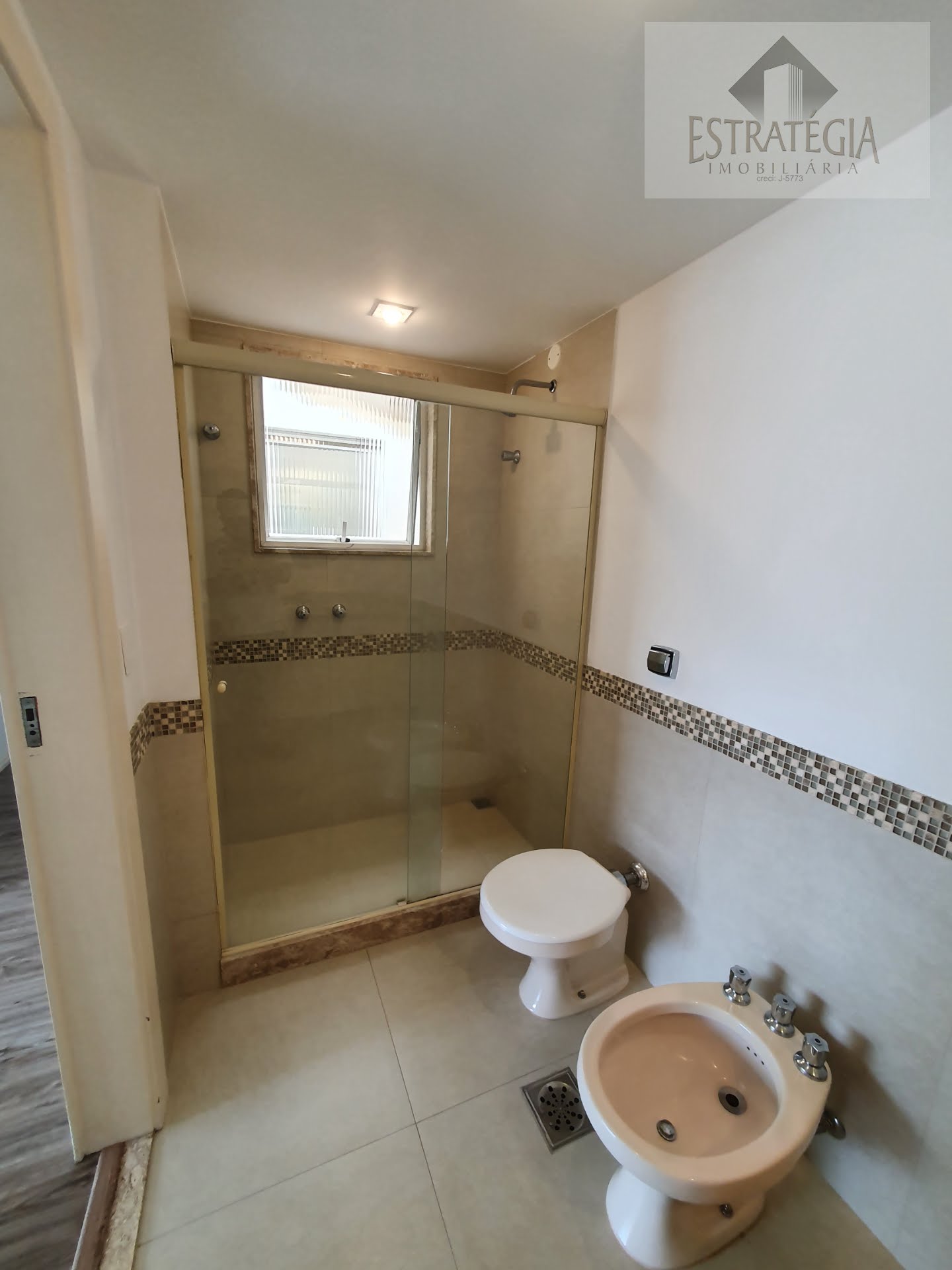 Apartamento à venda com 3 quartos, 1 suíte, 2 vagas e 120m² no Valparaíso, Petrópolis (RJ) — foto 10 de 28