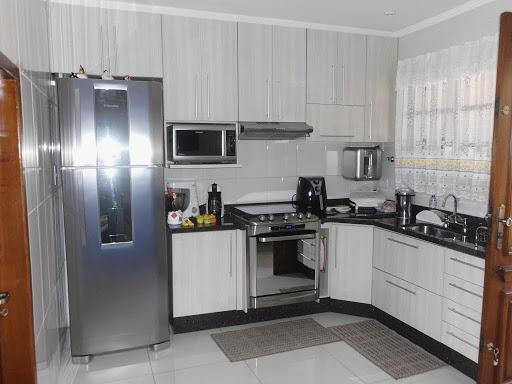Cozinha com armários e despensa