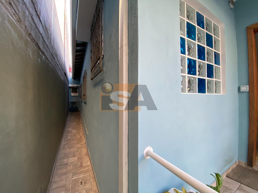Casa térrea de esquina, com amplo quintal, no bairro Calmon Viana, Poá/SP.
