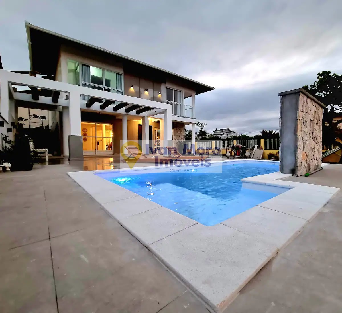 Casa para alugar com 7 quartos, 5 banheiros, 4 vagas e 350m² no Daniela, Florianópolis — foto principal