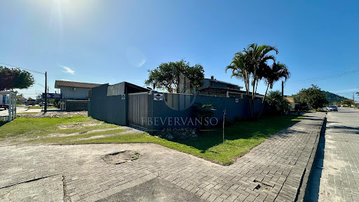 Sobrado em Cohapar, Guaratuba, com 160m², 5 dormitórios, 1 suíte e 2 banheiros. À venda por R$ 890 mil.