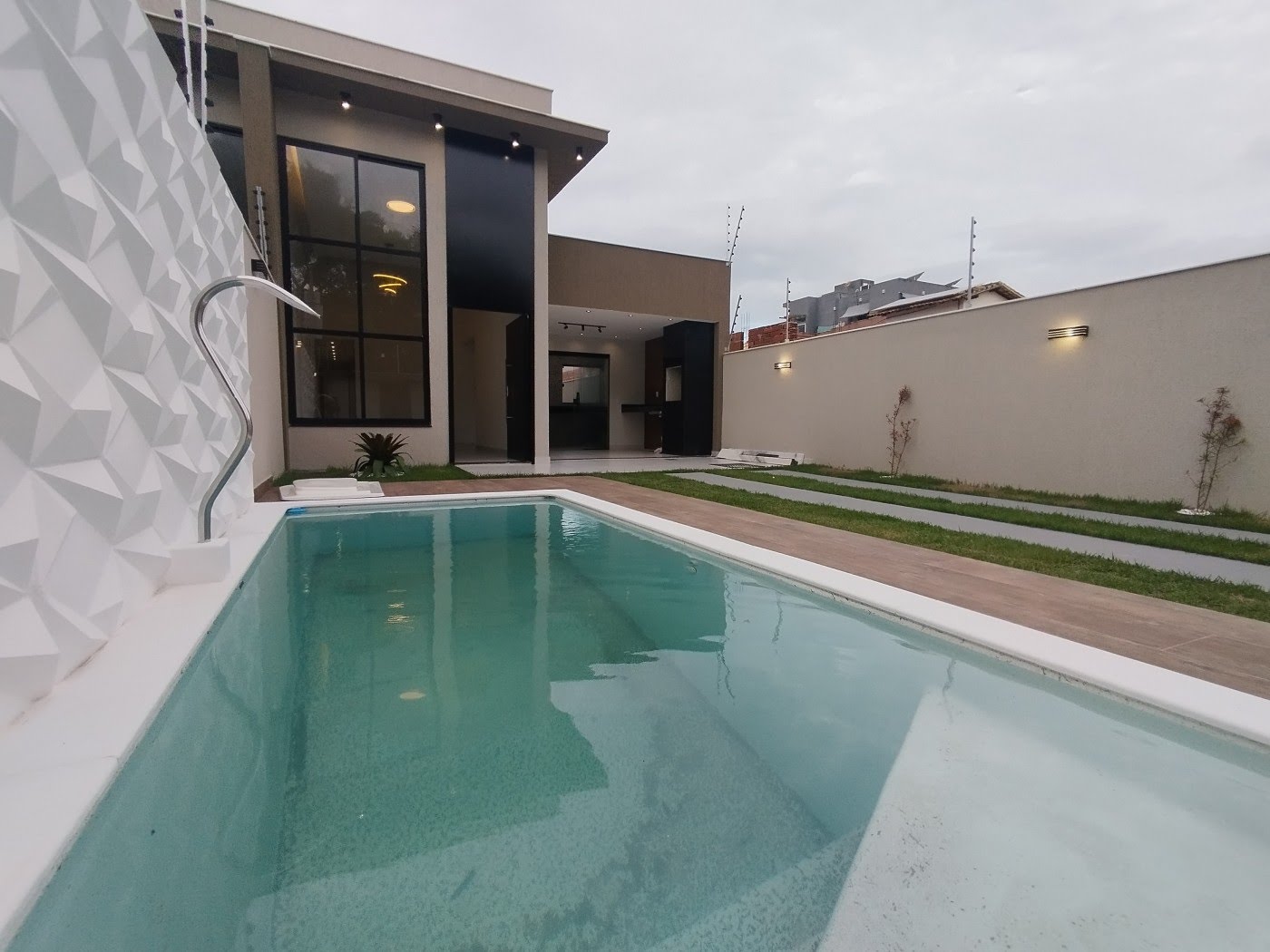 Casa à venda com 3 quartos, 2 banheiros, 2 vagas e 180m² no Ouro Verde, Rio das Ostras — foto principal