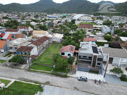 Caiobá: Sobrado 159m² de Conforto e Praticidade Ideal