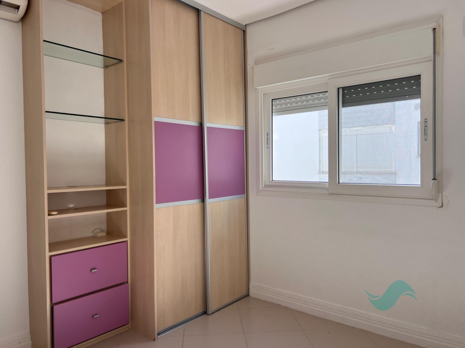 Armário planejado embutido do apartamento em Jurerê Internacional