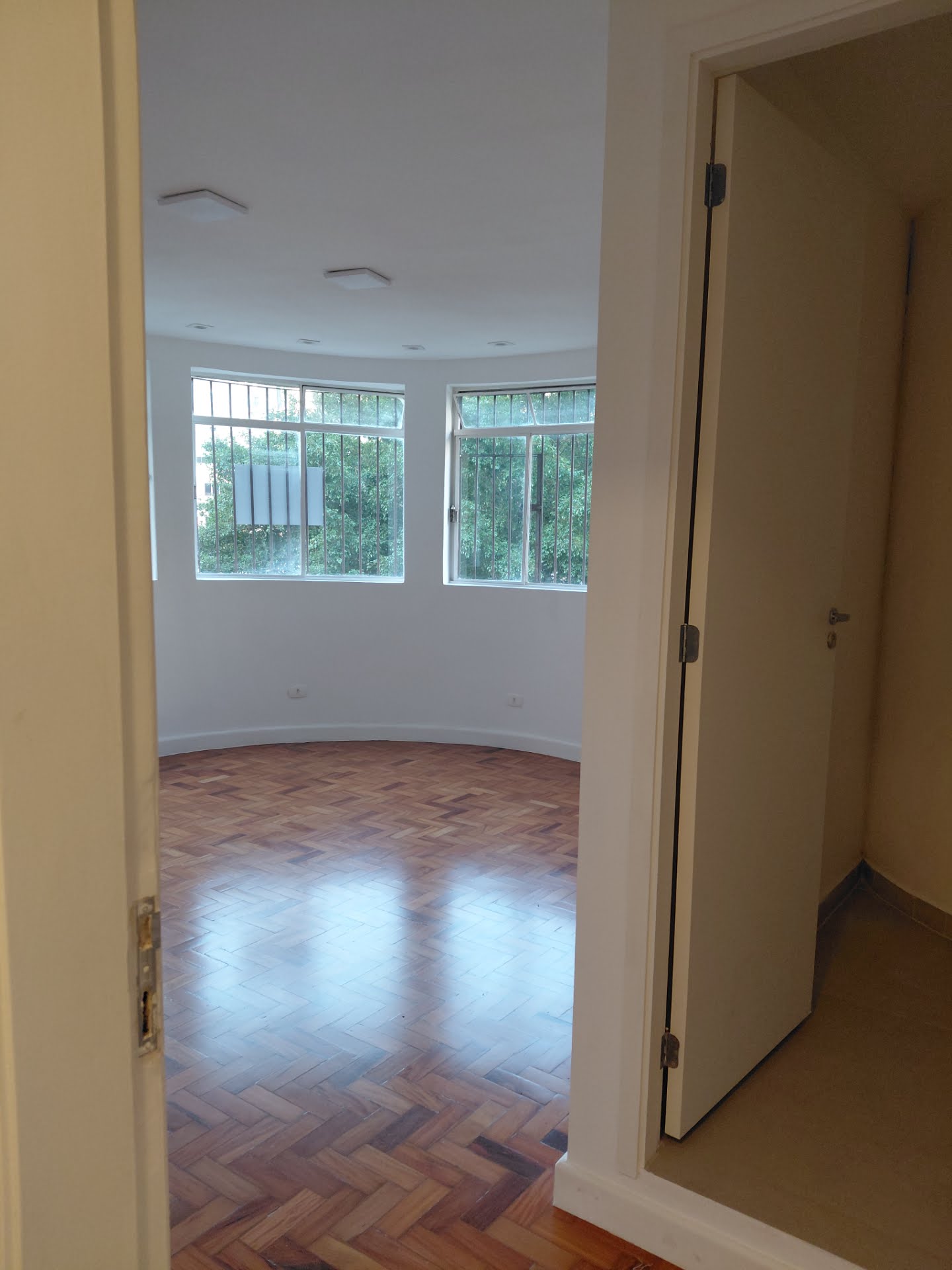 Entrada da primeira sala e banheiro
