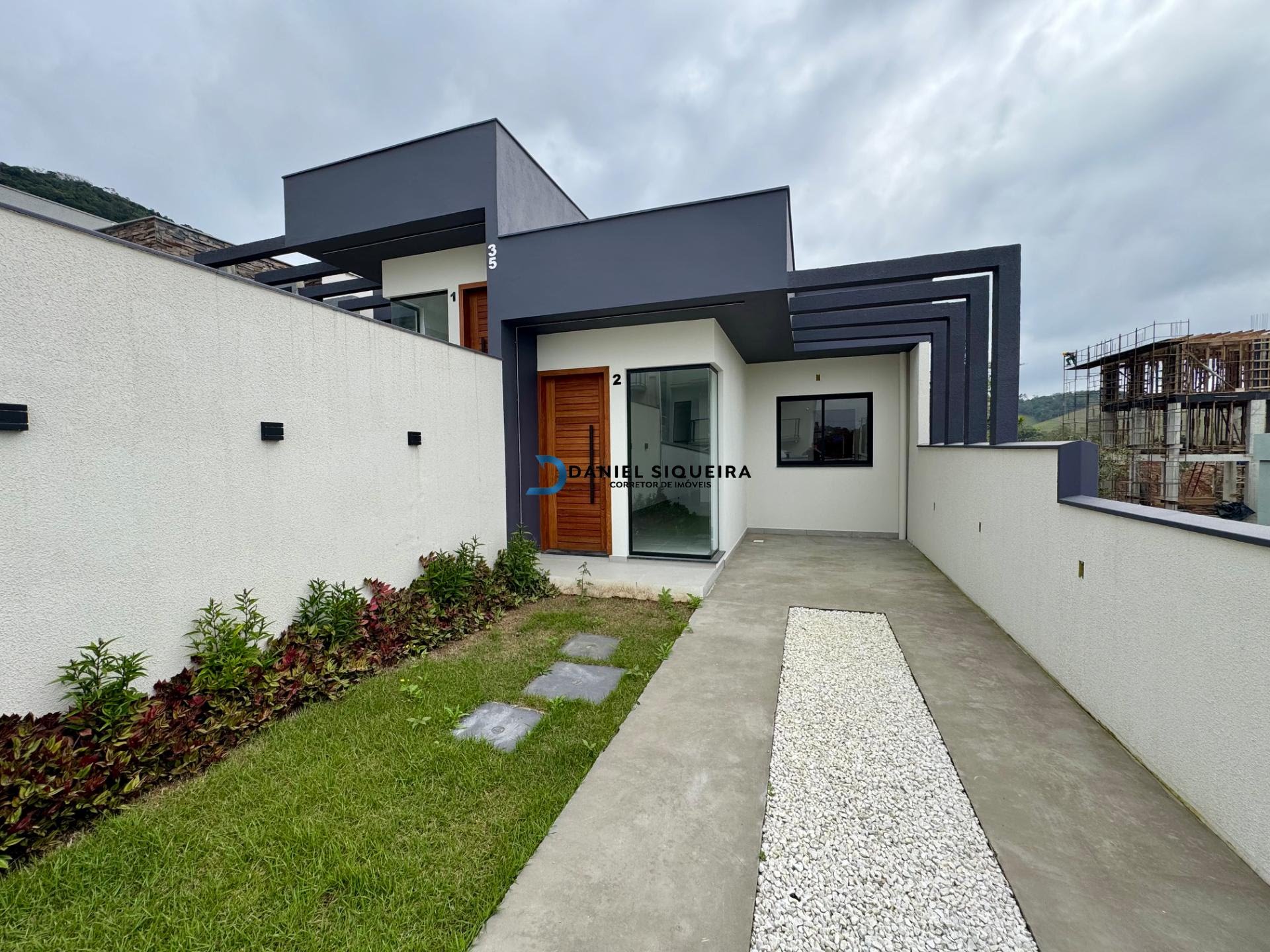Casa com porão em Forquilhas  -  São José