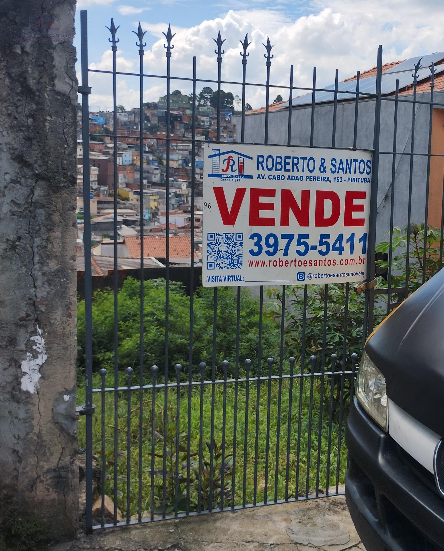 Frente com muro e portão 