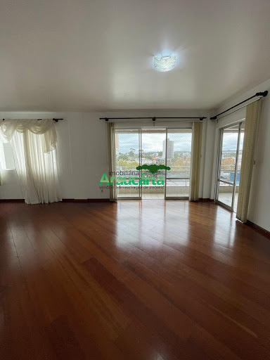 Sala ampla com sacada
