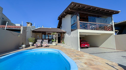 Casa 3 Dormitórios - Balneário  -  Florianópolis, SC
