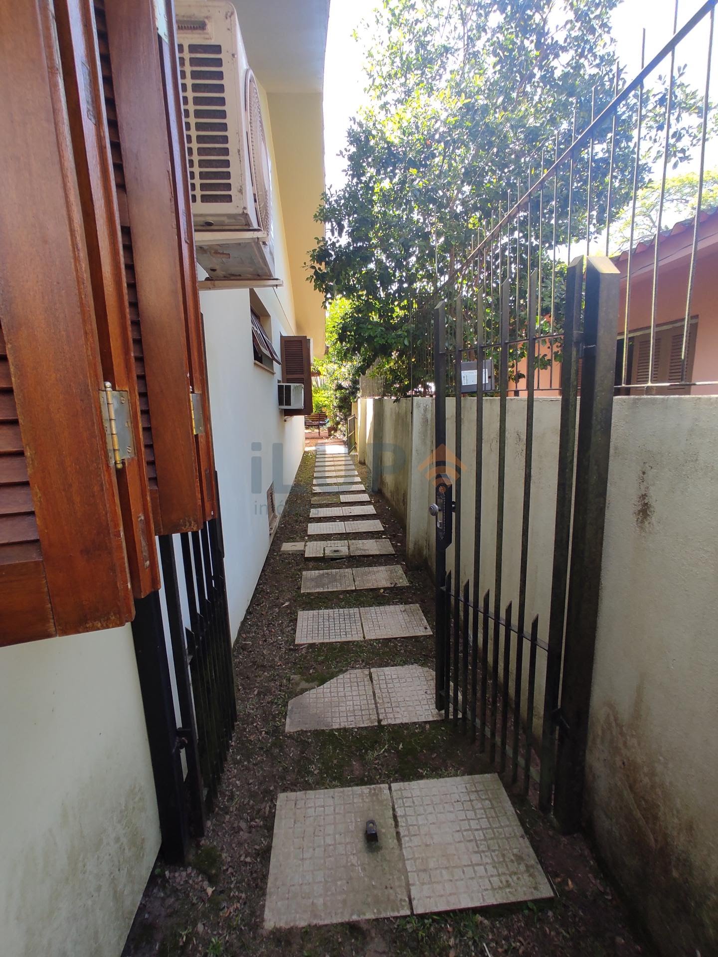 Acesso ao pátio pela lateral