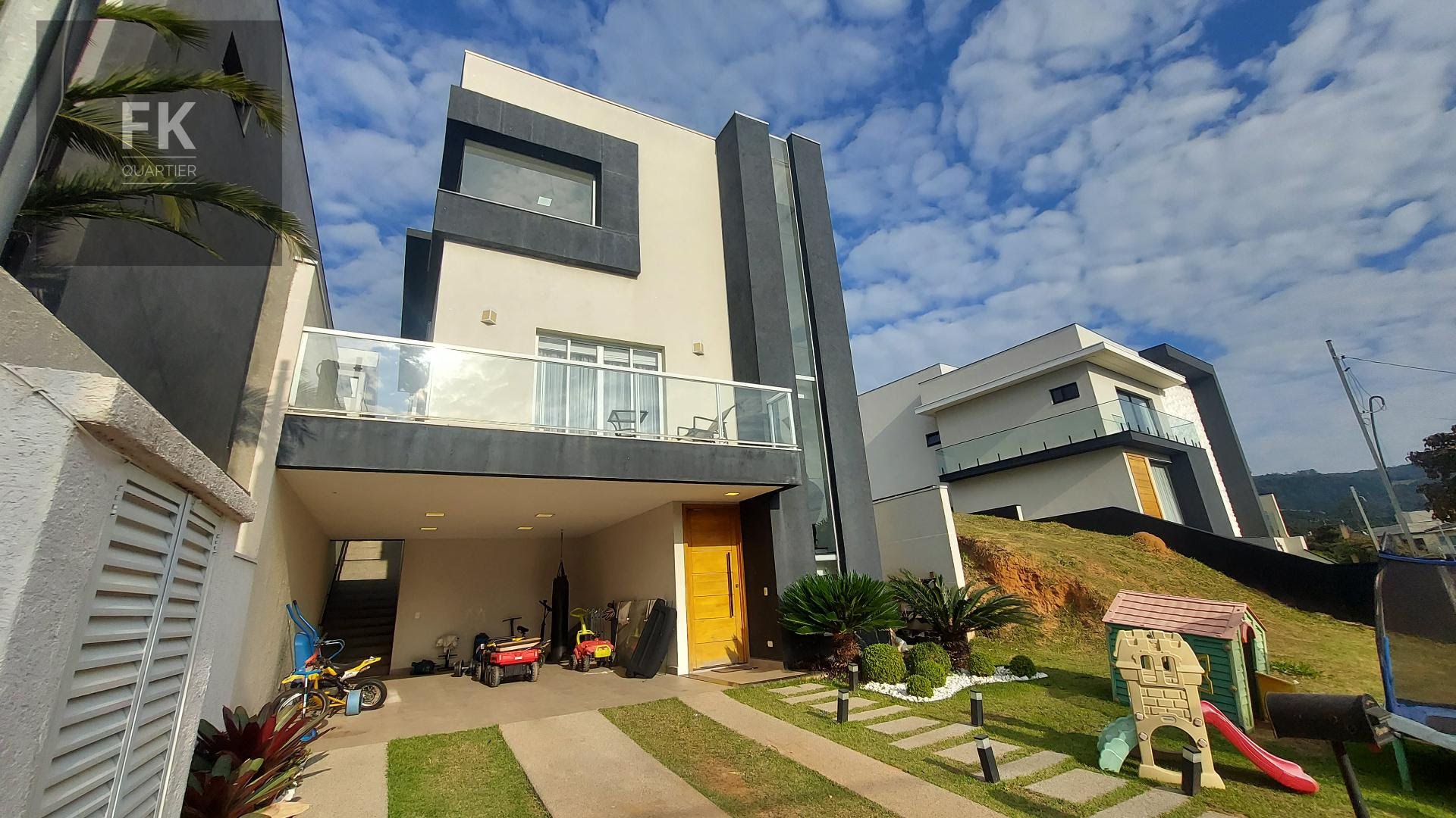 Casa à venda com 3 quartos, 4 banheiros, 4 vagas e 268m² no Suru, Santana de Parnaíba — foto principal