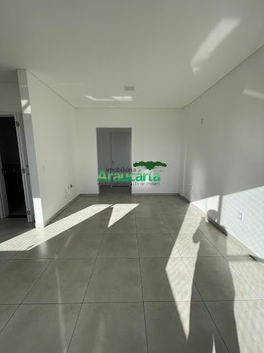 Sala em conceito aberto com sacada