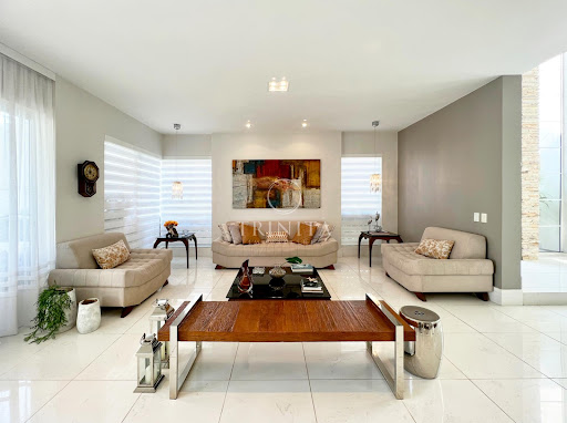 Sala de estar da casa à venda no Quintas do Rio