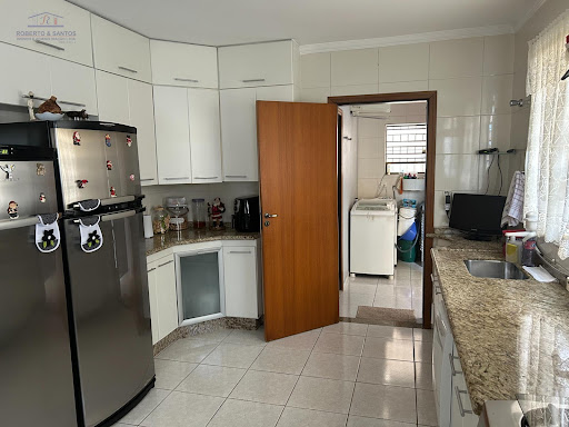 Cozinha, outra vista, com armários