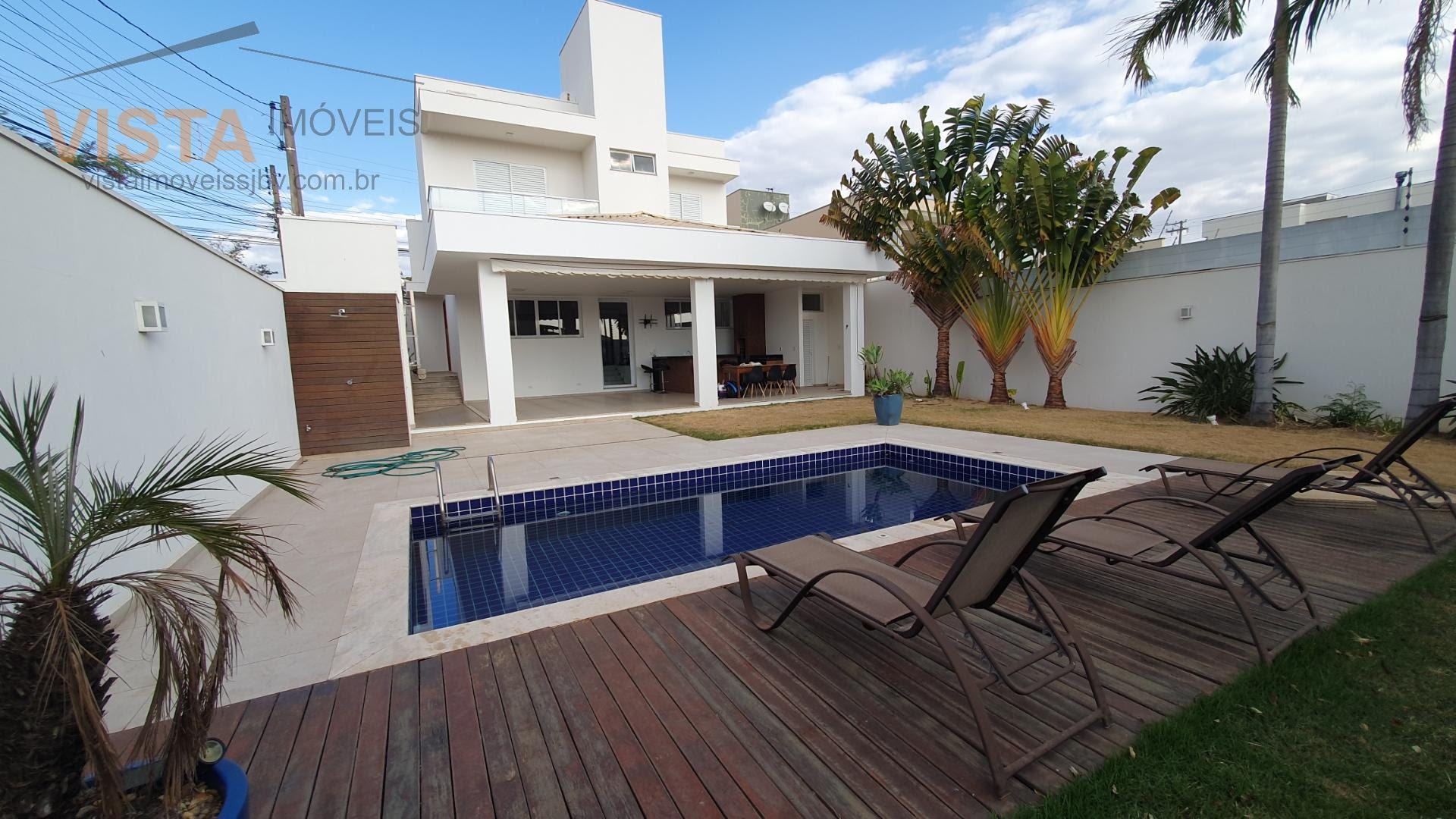 PISCINA COM DECK DE MADEIRA