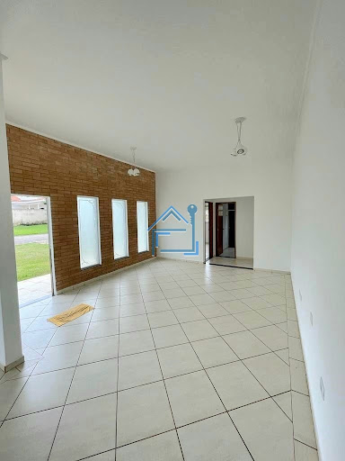 Casa térrea com amplo gramado no Resid. Village Ipanema I