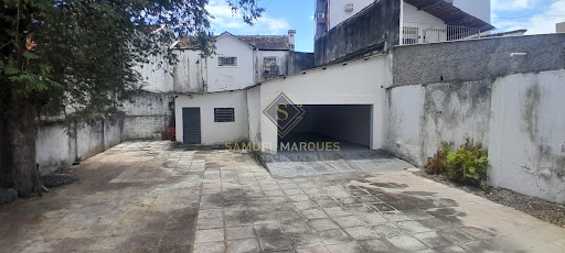 Amplo estacionamento 