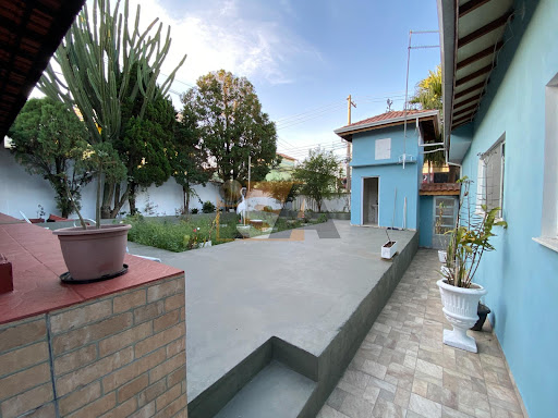 Casa térrea de esquina, com amplo quintal, no bairro Calmon Viana, Poá/SP.