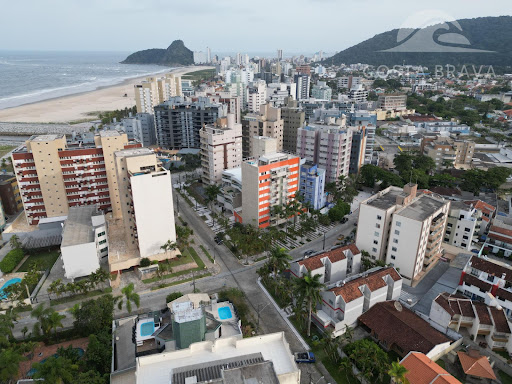 A POUCOS PASSOS DA PRAIA BRAVA, REGIÃO PRIVILEGIADA DE