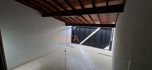 GARAGEM COM PORTÃO ELETRÔNICO