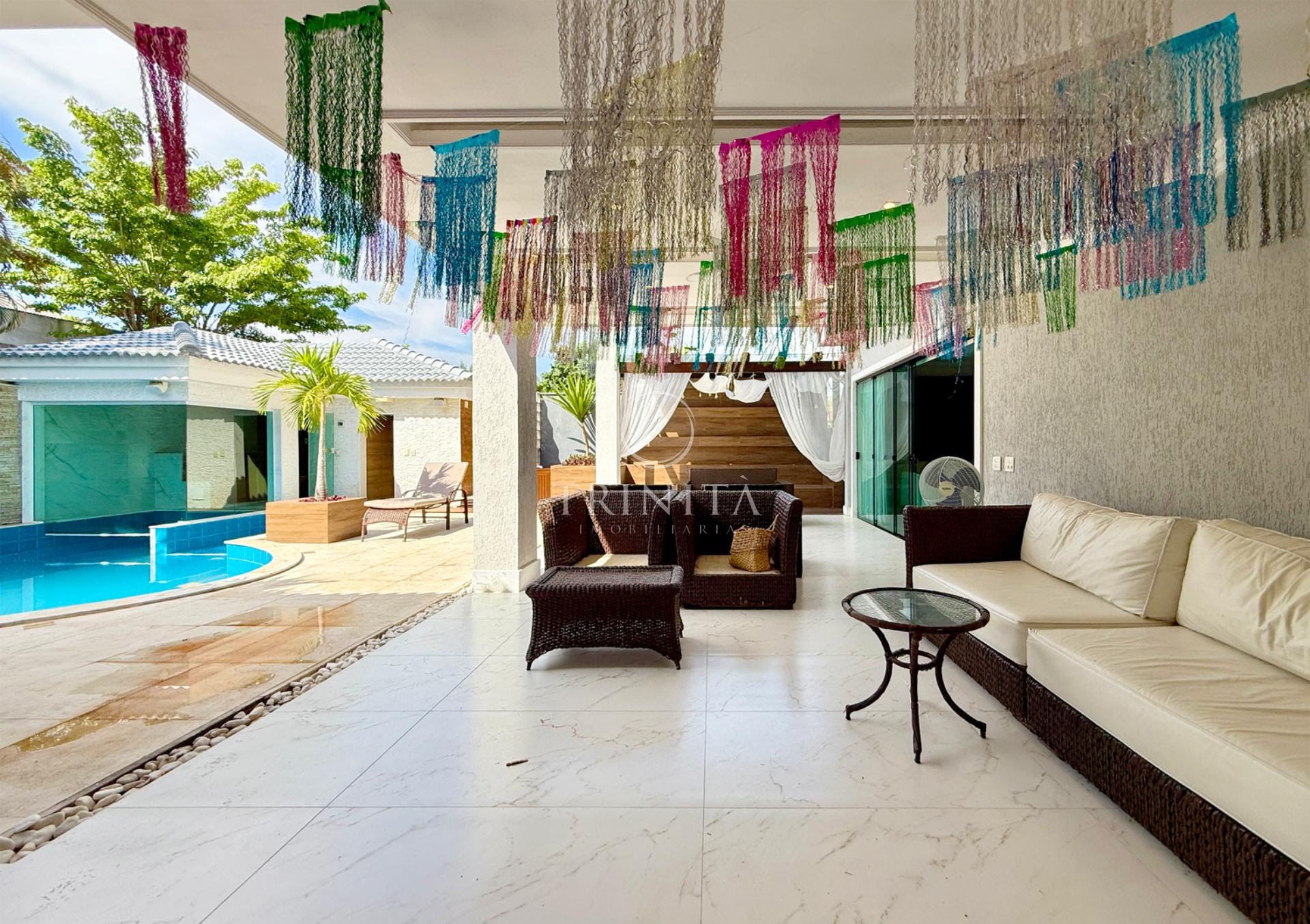 Lounge externo da casa à venda no condomínio Quintas do Rio