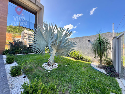 Casa com 5 suítes com vista definitiva para o verde 