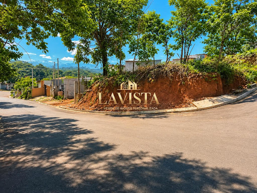 IMAGEM DO TERRENO COM RUA ASFALTADA