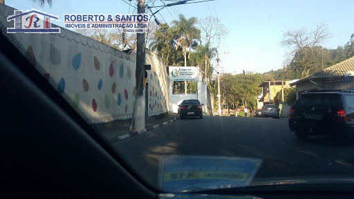 Escola bem proximo ao terreno