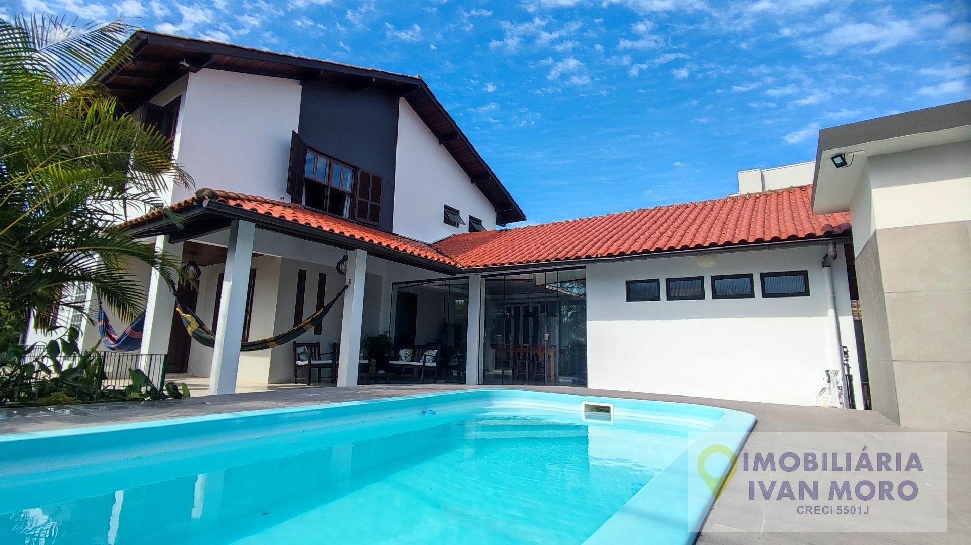 Casa para alugar com 4 quartos, 3 banheiros, 2 vagas e 190m² no Daniela, Florianópolis — foto principal