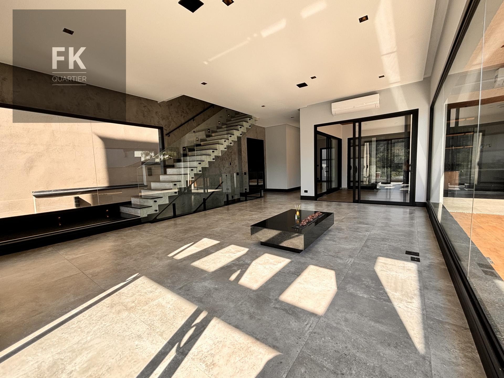 Casa à venda com 4 quartos, 4 suítes, 4 vagas e 370m² no Alphaville, Santana de Parnaíba (SP) — foto 2 de 30