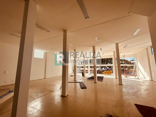Ampla área comercial, mais mesanino, 04 banheiros, estoque, cozinha, estacionamento.  -  Santo Ângelo