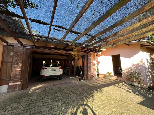 Refúgio Urbano em Vera Cruz: Casa de Esquina com Lazer Completo e Terreno de 2.000m²
