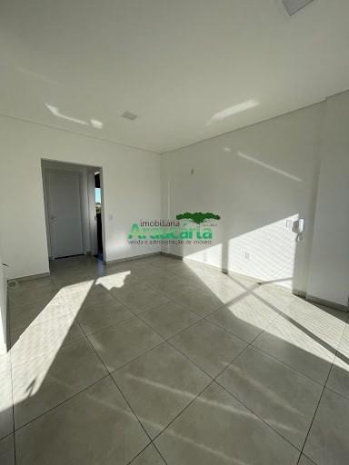 Sala em conceito aberto com sacada