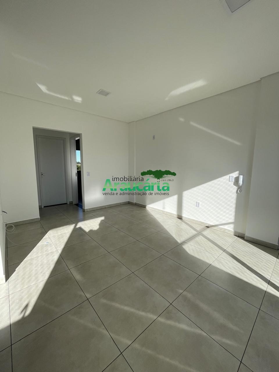 Sala em conceito aberto com sacada