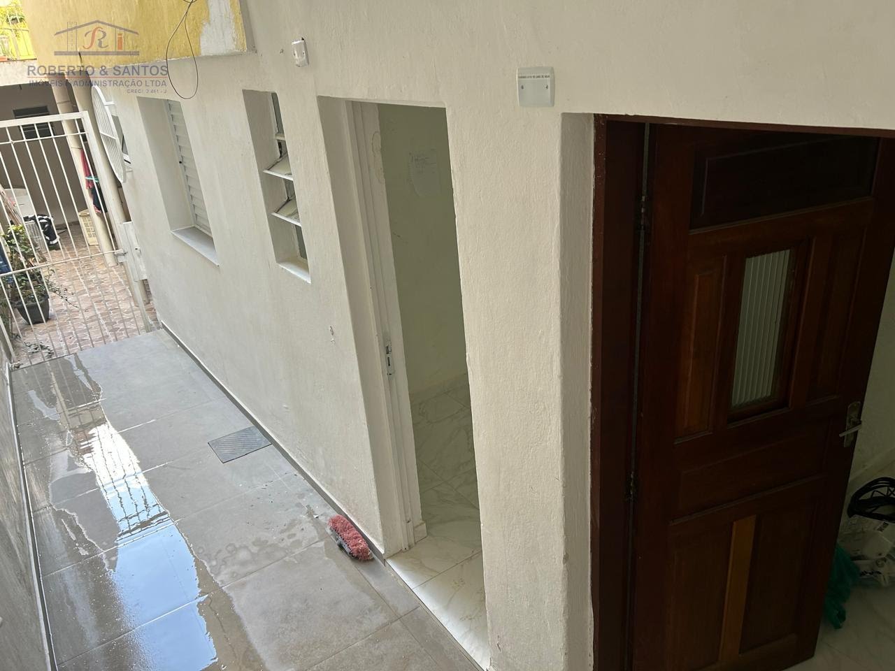 Entrada para a casa a direita