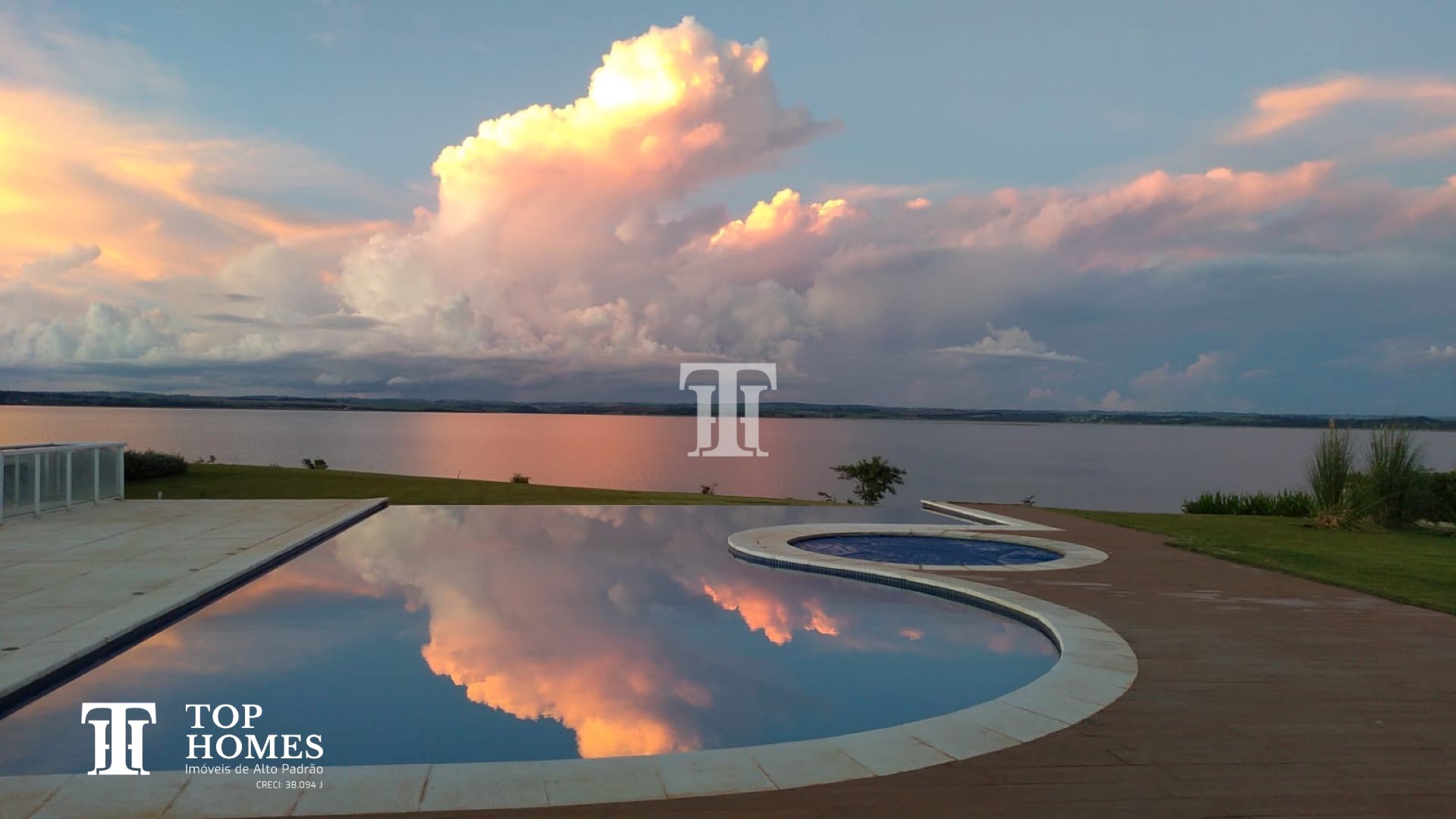Casa de alto padrão/luxo à venda no condomínio Capitania em Itaí/SP em frente a Represa do Jurumirim