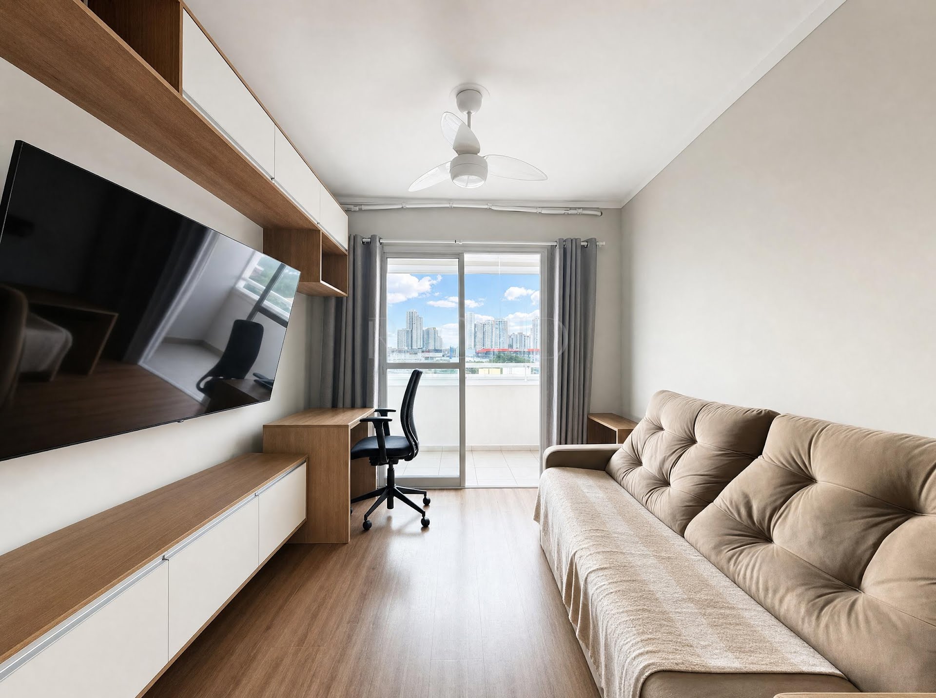 Sala ampla com varanda e vista livre