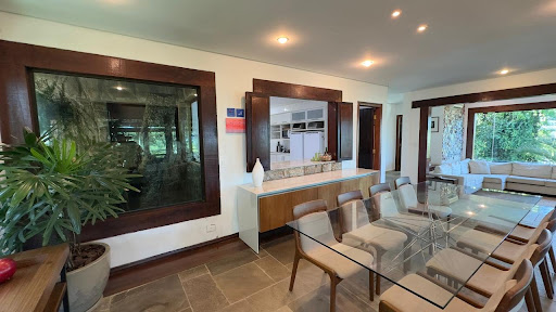 Sala de jantar com vista para a praia em mansão em Ubatuba