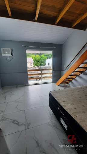 Ambiente com escada e sacada