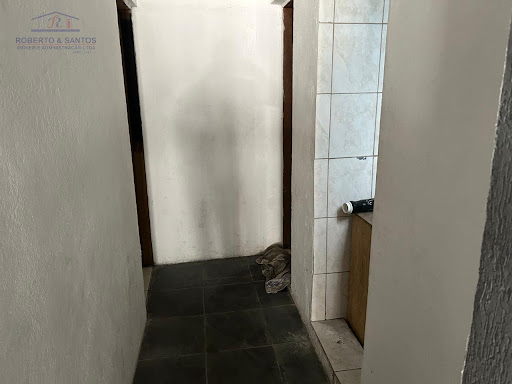 Entrada para o escritório e banheiro