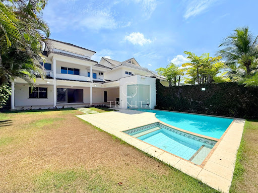 Fachada secundária da casa à venda no condomínio Crystal Lake