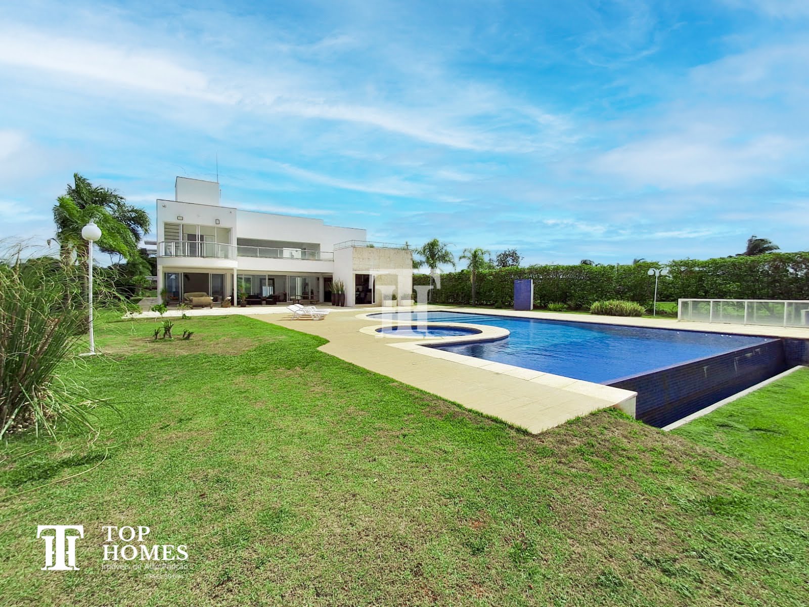 Casa de alto padrão/luxo à venda no condomínio Capitania em Itaí/SP em frente a Represa do Jurumirim