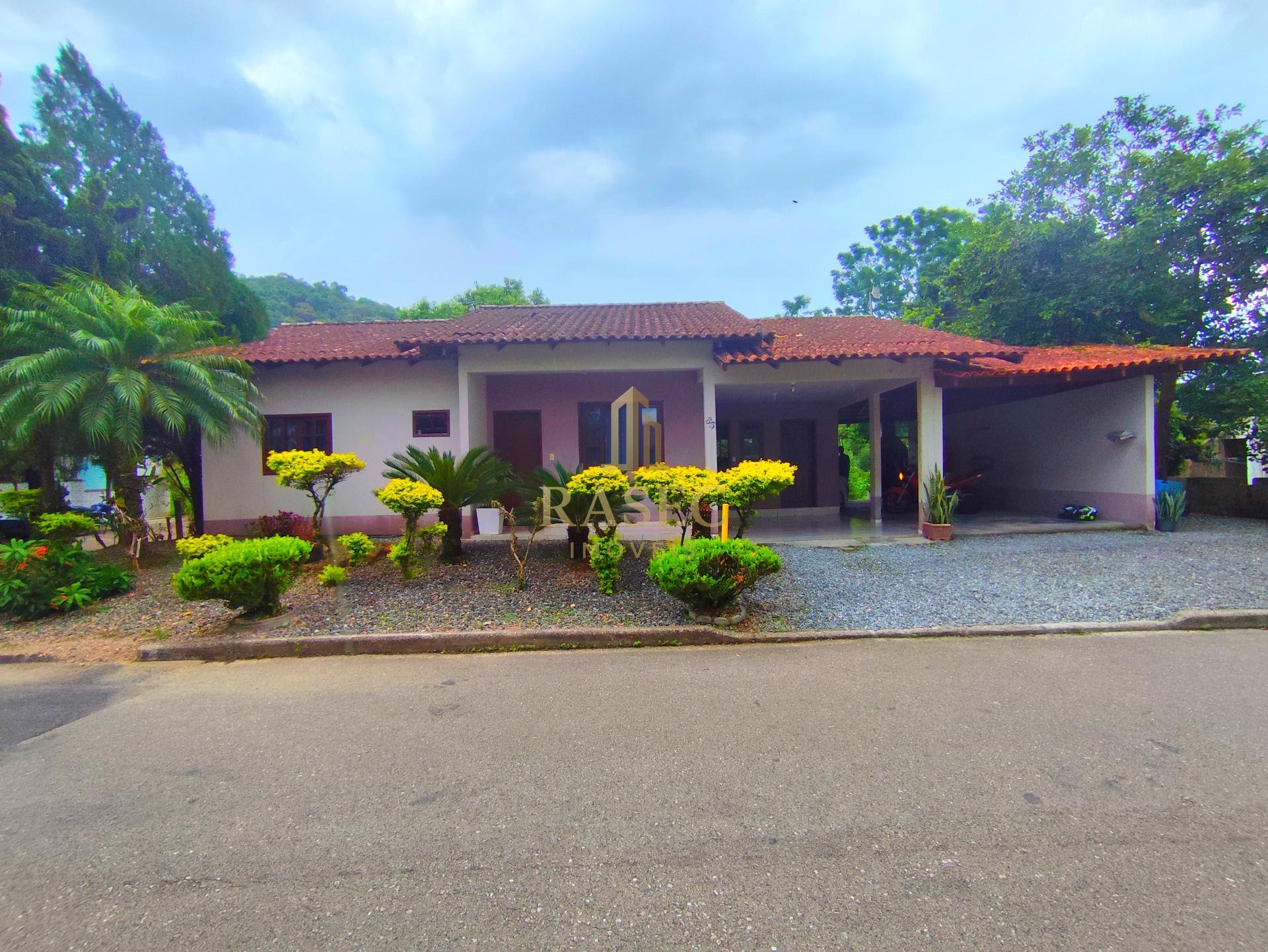 Casa à venda com 3 quartos, 1 banheiro, 3 vagas e 120m² no Steffen, Brusque — foto principal
