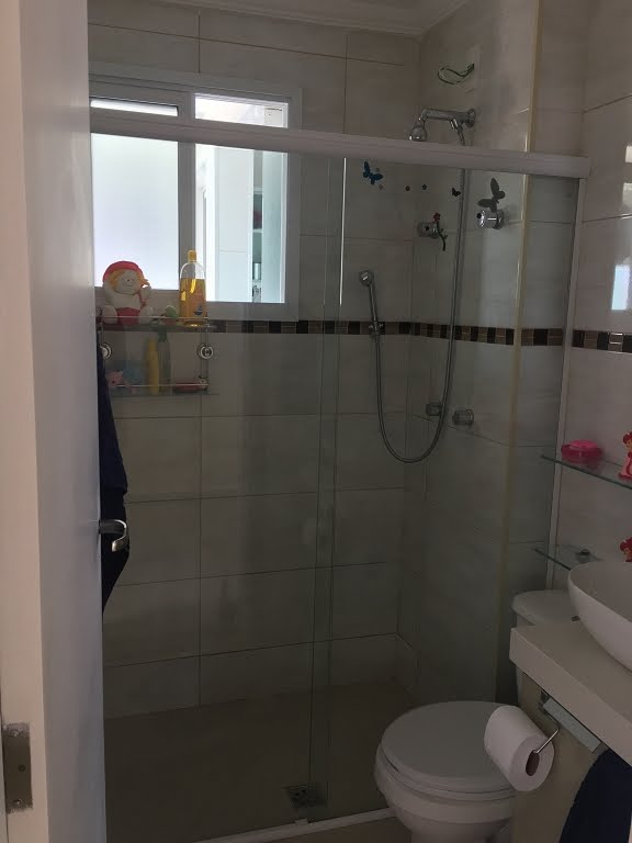 banheiro com box de vidro