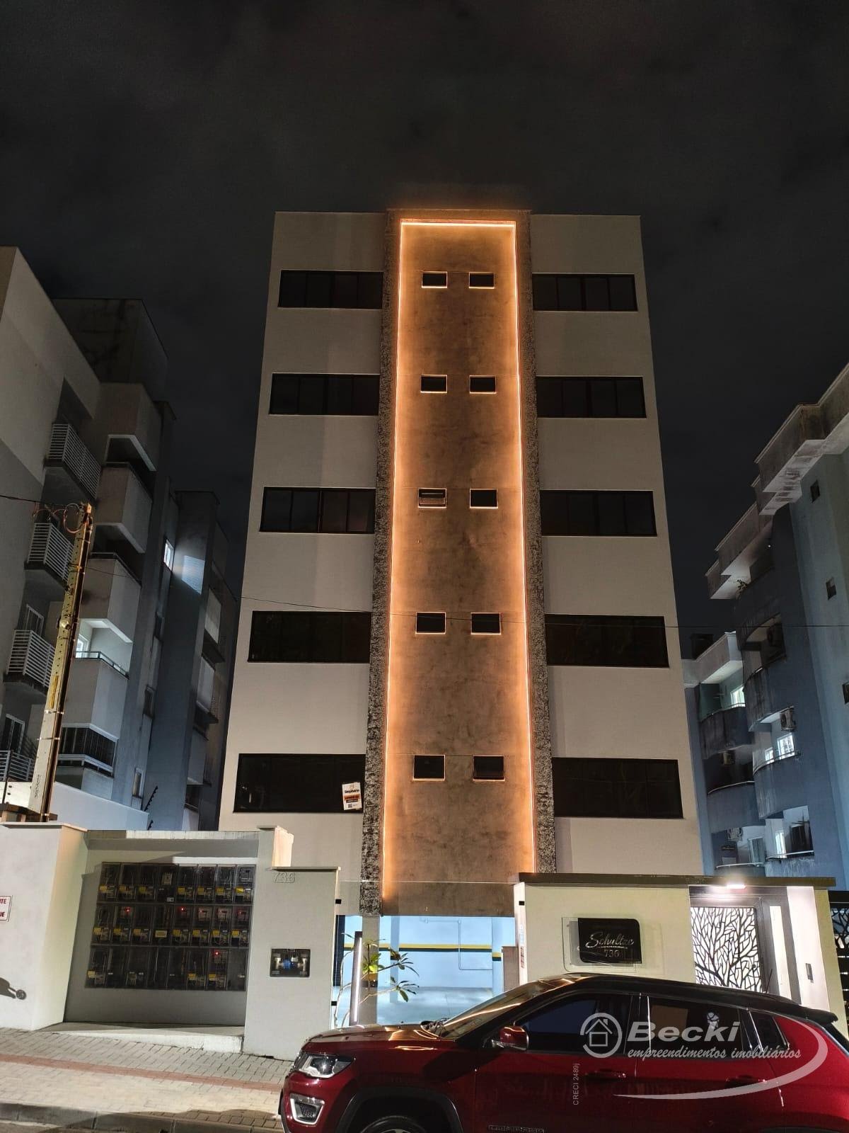 Apartamento moderno com área de lazer completa em Joinville.  