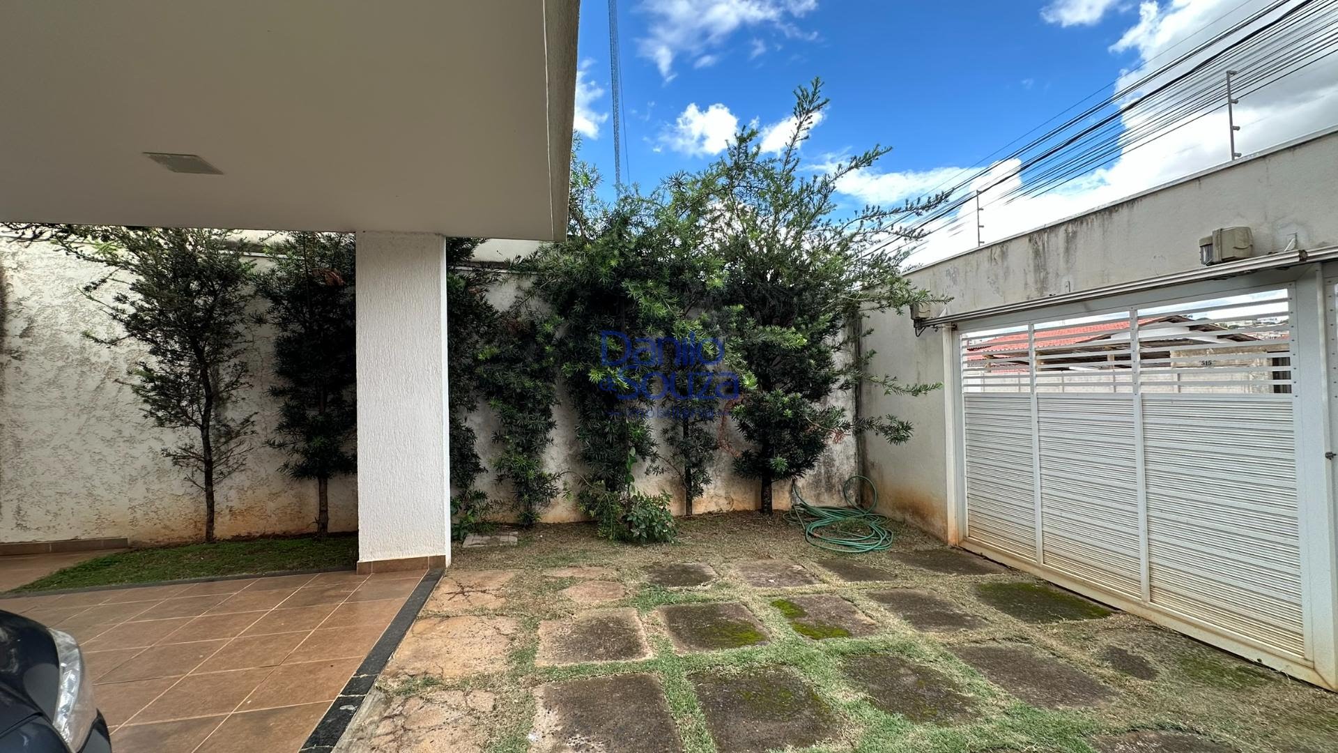 Casa à venda com 3 quartos, 2 suítes e 360m² no Guilhermina Vieira Chaer, Araxá (MG) — foto 2 de 26